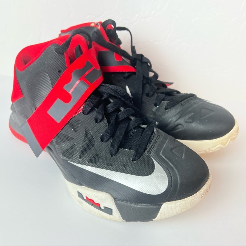 Nike LeBron Zoom Soldier 6 Mens Shoes Sz 7
Black & Red